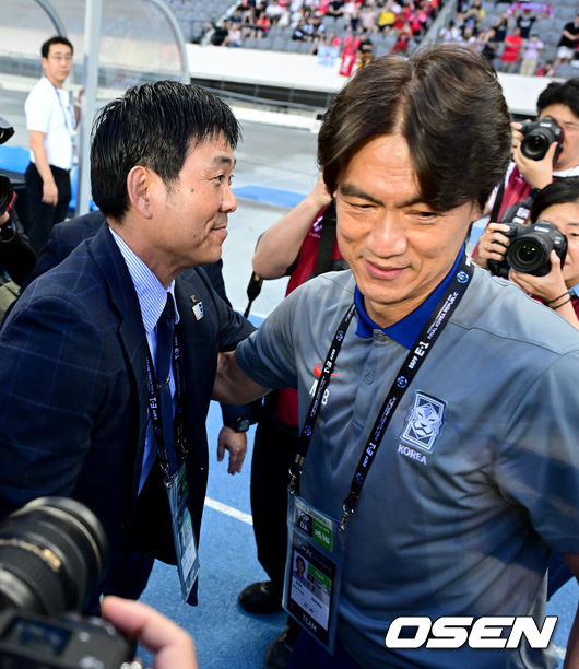 [OSEN=용인, 최규한 기자] 홍명보 감독이 이끄는 남자축구대표팀이 15일 오후 용인 미르스타디움에서 2025 동아시아축구연맹(EAFF) E-1 챔피언십(동아시안컵) 3차전 일본과 경기를 가졌다. 한국은 1차전서 중국을 3-0, 2차전서 홍콩을 2-0으로 완파했다. 하지만 일본이 1차전서 홍콩을 6-1, 2차전서 중국을 2-0으로 이겼다. 골득실 +7의 일본이 +5의 한국을 누르고 조 선두인 상황이다. 나란히 2승을 거둔 한국과 일본은 대회 우승컵을 놓고 격돌한다. 경기를 앞두고 한국 홍명보 감독과 일본 모리야스 하지메 감독이 인사를 나누고 있다. 2025.07.15 / dreamer@osen.co.kr