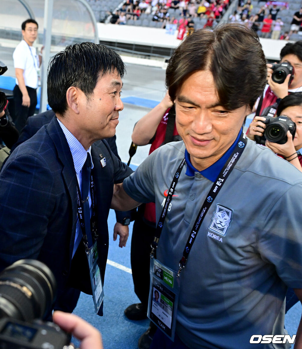 홍명보 감독이 이끄는 남자축구대표팀이 15일 오후 용인 미르스타디움에서 2025 동아시아축구연맹(EAFF) E-1 챔피언십(동아시안컵) 3차전 일본과 경기를 가졌다. 한국은 1차전서 중국을 3-0, 2차전서 홍콩을 2-0으로 완파했다. 하지만 일본이 1차전서 홍콩을 6-1, 2차전서 중국을 2-0으로 이겼다. 골득실 +7의 일본이 +5의 한국을 누르고 조 선두인 상황이다. 나란히 2승을 거둔 한국과 일본은 대회 우승컵을 놓고 격돌한다. 경기를 앞두고 한국 홍명보 감독과 일본 모리야스 하지메 감독이 인사를 나누고 있다. 2025.07.15 / dreamer@osen.co.kr