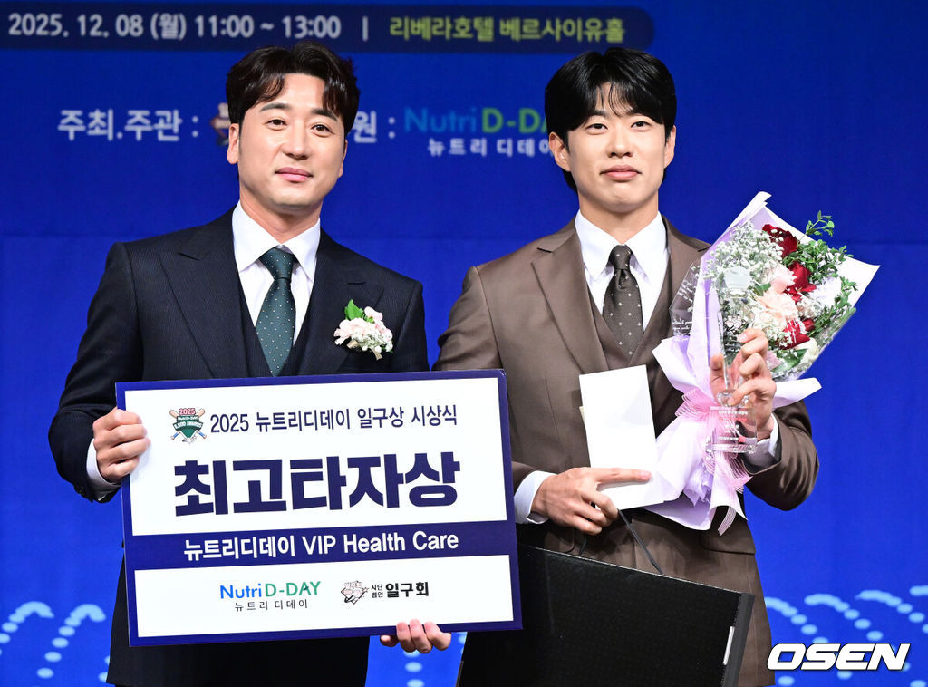 8일 오전 서울 청담동 리베라호텔에서 ‘2025 일구상 시상식’이 열렸다.이번 일구상은 최고 투수상 삼성 원태인, 최고 타자상 키움 송성문, 신인왕으로 KT 안현민 등을 선정했다.키움 송성문이 최고 타자상을 수상한 뒤 포즈를 취하고 있다. 2025.12.08 / dreamer@osen.co.kr