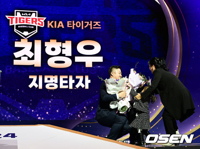 [OSEN=김성락 기자] 13일 오후 서울시 강남구 삼성동 코엑스 오디토리움에서 2024 신한 SOL뱅크 KBO 골든글러브 시상식이 열렸다. '2024 신한 SOL 뱅크 KBO 골든글러브 시상식'은 KBO리그 포지션별 최고의 선수를 가리는 시상식으로 투수, 포수, 지명타자, 1루수, 2루수, 3루수, 유격수, 및 외야수 등 총 10개 부문의 수상자를 선정한다.골든글러브 지명타자 부분 KIA 최형우가 상을 수상, 가족들의 축하를 받고 있다. 2024.12.13 / ksl0919@osen.co.kr