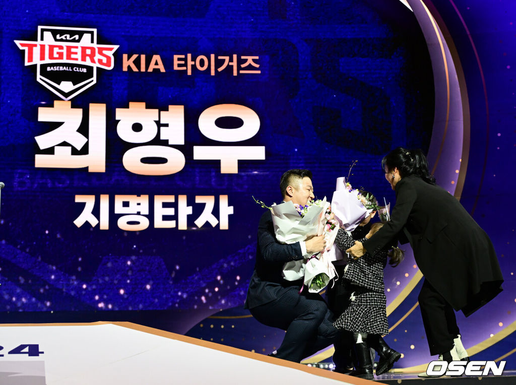 13일 오후 서울시 강남구 삼성동 코엑스 오디토리움에서 2024 신한 SOL뱅크 KBO 골든글러브 시상식이 열렸다. '2024 신한 SOL 뱅크 KBO 골든글러브 시상식'은 KBO리그 포지션별 최고의 선수를 가리는 시상식으로 투수, 포수, 지명타자, 1루수, 2루수, 3루수, 유격수, 및 외야수 등 총 10개 부문의 수상자를 선정한다.골든글러브 지명타자 부분 KIA 최형우가 상을 수상, 가족들의 축하를 받고 있다. 2024.12.13 / ksl0919@osen.co.kr