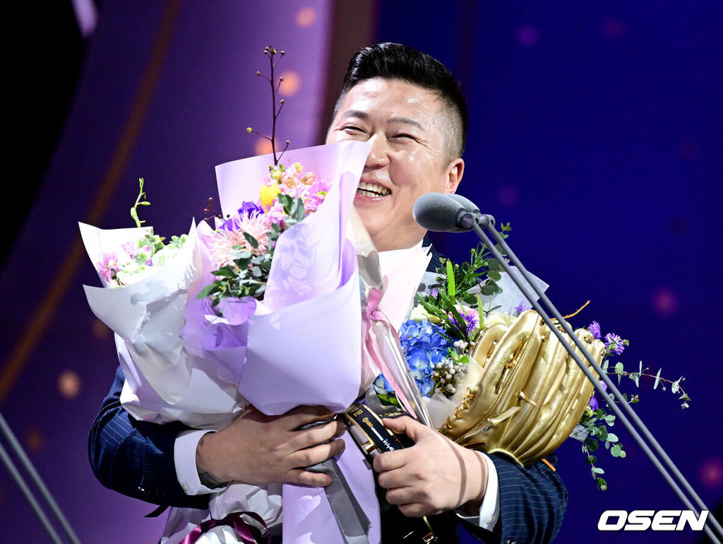 13일 오후 서울 삼성동 코엑스 오디토리움에서 ‘2024 신한 SOL뱅크 KBO 골든글러브’ 시상식이 열렸다.2024년 프로야구 포지션별 최고의 선수를 가리는 골든들러브 시상식은 투수, 포수, 지명타자, 1루수, 2루수, 3루수, 유격수, 및 외야수 등 총 10개 부문의 수상자를 선정한다.골든글러브 지명타자 부문을 거머쥔 KIA 최형우가 소감을 전한 뒤 미소짓고 있다. 2024.12.13 / dreamer@osen.co.kr