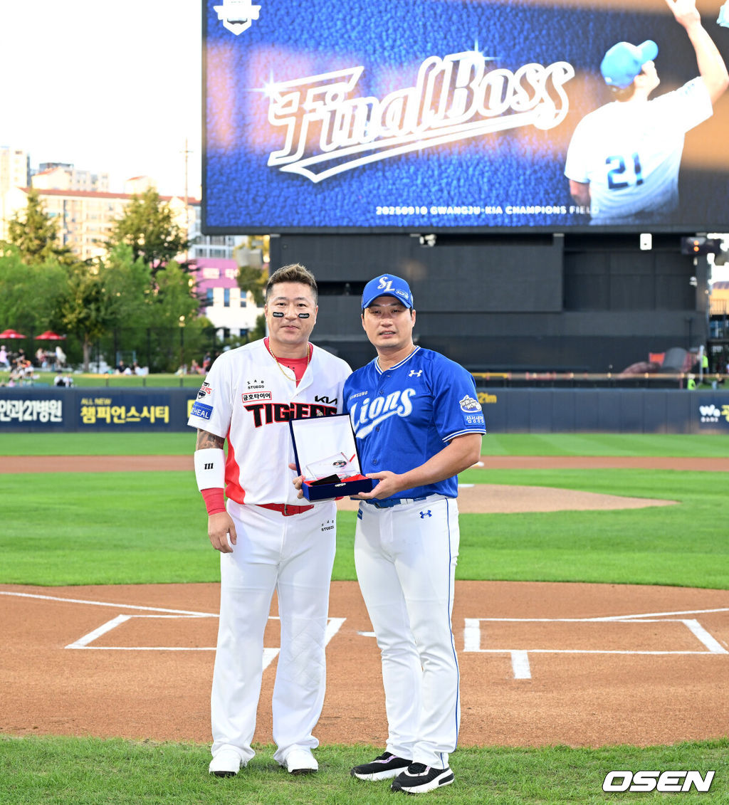 10일 오후 광주-기아 챔피언스필드에서 2025 신한 SOL Bank KBO리그 KIA 타이거즈와 삼성 라이온즈의 경기가 열렸다.KIA는 네일, 삼성은 가라비토를 선발 투수로 내세웠다.경기에 앞서 삼성 오승환의 은퇴투어 행사가 열렸다.KIA 최형우와 오승환이 기념촬영을 하고 있다. 2025.09.10 /sunday@osen.co.kr