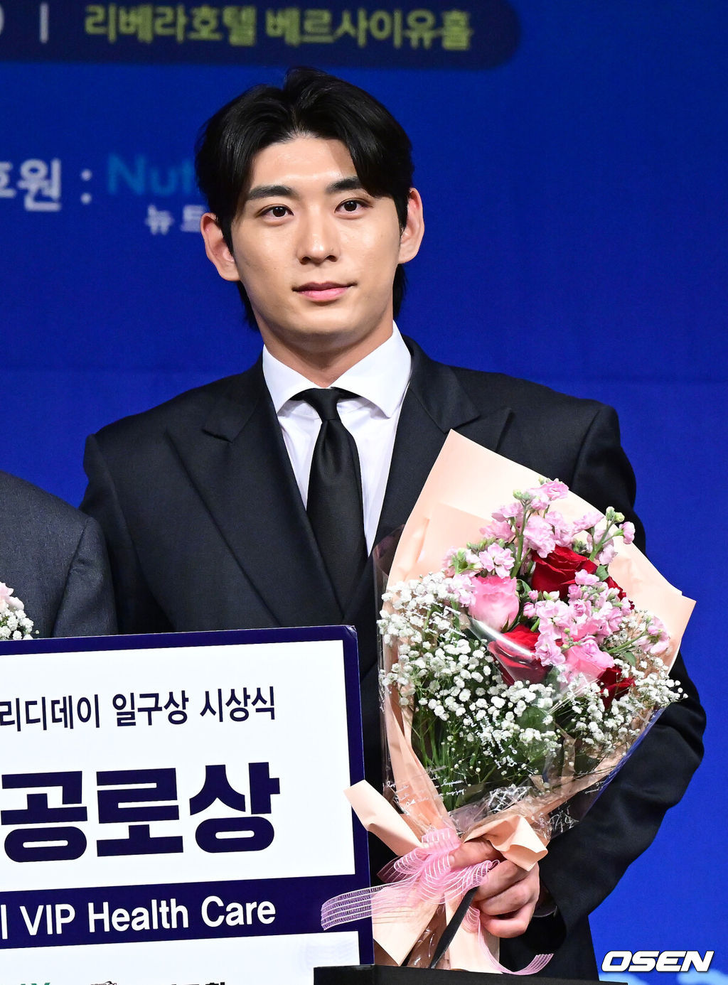 8일 오전 서울 청담동 리베라호텔에서 ‘2025 일구상 시상식’이 열렸다.이번 일구상은 최고 투수상 삼성 원태인, 최고 타자상 키움 송성문, 신인왕으로 KT 안현민 등을 선정했다.메이저리거 이정후가 특별 공로상을 수상한 뒤 포즈를 취하고 있다. 2025.12.08 / dreamer@osen.co.kr