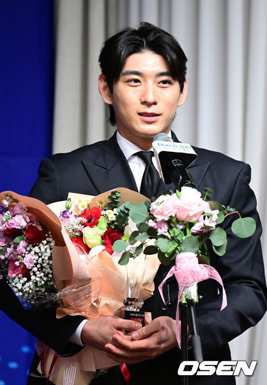 [OSEN=최규한 기자] 8일 오전 서울 청담동 리베라호텔에서 ‘2025 일구상 시상식’이 열렸다.이번 일구상은 최고 투수상 삼성 원태인, 최고 타자상 키움 송성문, 신인왕으로 KT 안현민 등을 선정했다.메이저리거 이정후가 특별 공로상을 수상한 뒤 소감을 전하고 있다. 2025.12.08 / dreamer@osen.co.kr