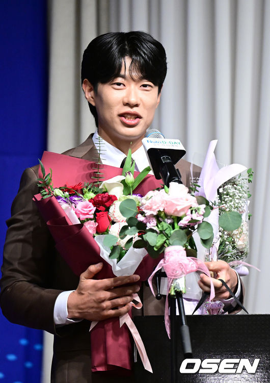 [OSEN=최규한 기자] 8일 오전 서울 청담동 리베라호텔에서 ‘2025 일구상 시상식’이 열렸다.이번 일구상은 최고 투수상 삼성 원태인, 최고 타자상 키움 송성문, 신인왕으로 KT 안현민 등을 선정했다.키움 송성문이 최고 타자상을 수상한 뒤 소감을 전하고 있다. 2025.12.08 / dreamer@osen.co.kr