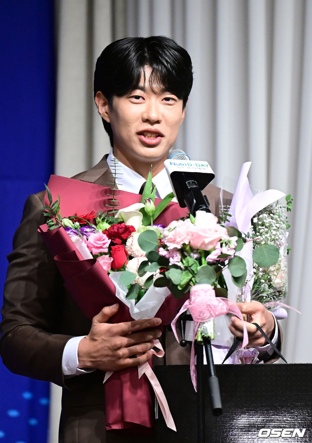 8일 오전 서울 청담동 리베라호텔에서 ‘2025 일구상 시상식’이 열렸다.이번 일구상은 최고 투수상 삼성 원태인, 최고 타자상 키움 송성문, 신인왕으로 KT 안현민 등을 선정했다.키움 송성문이 최고 타자상을 수상한 뒤 소감을 전하고 있다. 2025.12.08 / dreamer@osen.co.kr