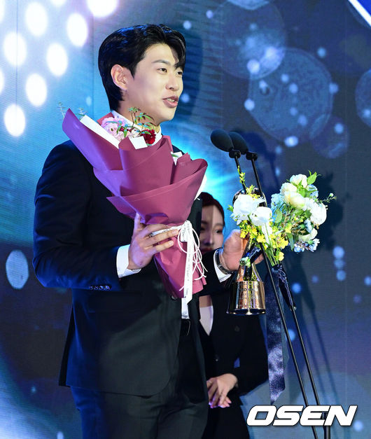 [OSEN=지형준 기자] 24일 오후 서울 잠실 롯데호텔 월드 크리스탈볼룸에서 ‘2025 신한 SOL뱅크 KBO 시상식’이 열렸다.KBO 시상식에서 가장 관심을 모으는 것은 단연 MVP 수상자다. 올해 MVP 레이스는 한화 코디 폰세와 삼성 르윈 디아즈의 2파전이다. 3루수 부문 KBO 수비상을 수상한 키움 송성문이 소감을 말하고 있다. 2025.11.24 /jpnews@osen.co.kr