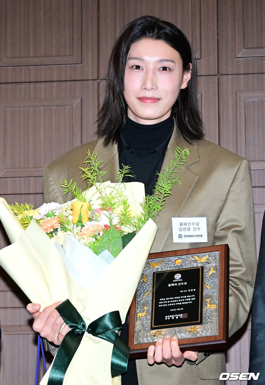8일 오후 서울 중구 프레스센터에서 ‘2025 한국체육기자연맹 시상식’이 열렸다.이날 시상식에서는 올해 프로야구 통합우승을 이끈 LG 염경엽 감독이 올해의 지도자상, 프로배구 흥국생명 소속으로 2024-2025시즌 V리그 챔피언에 오른 뒤 은퇴한 김연경이 올해의 선수상으로 선정됐다.김연경이 올해의 선수상을 수상한 뒤 포즈를 취하고 있다. 2025.12.08 / dreamer@osen.co.kr