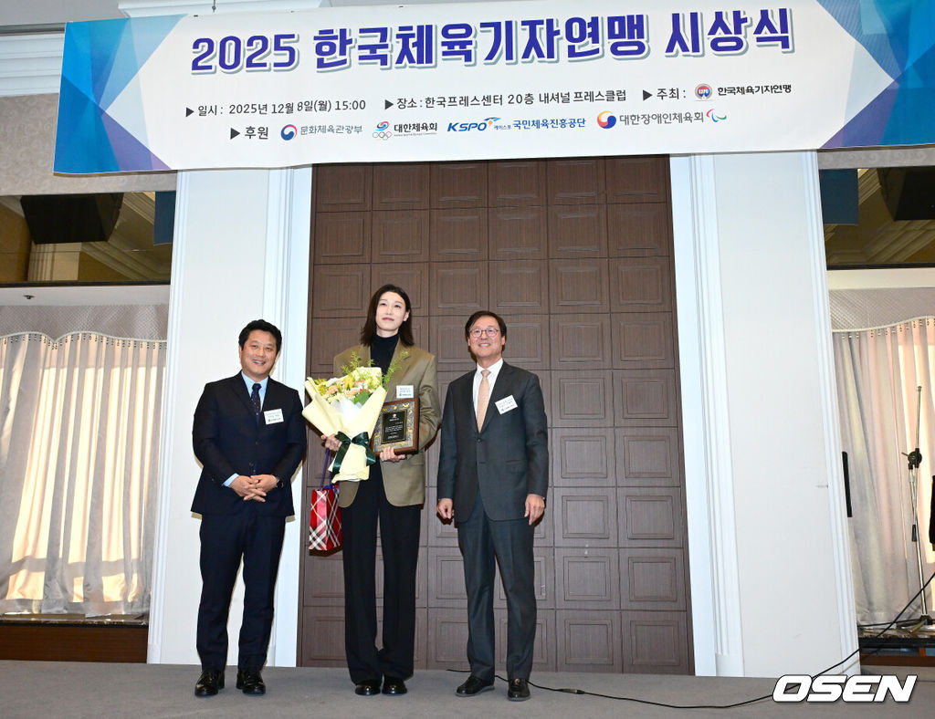 8일 오후 서울 중구 프레스센터에서 ‘2025 한국체육기자연맹 시상식’이 열렸다.이날 시상식에서는 올해 프로야구 통합우승을 이끈 LG 염경엽 감독이 올해의 지도자상, 프로배구 흥국생명 소속으로 2024-2025시즌 V리그 챔피언에 오른 뒤 은퇴한 김연경이 올해의 선수상으로 선정됐다.김연경이 올해의 선수상을 수상한 뒤 포즈를 취하고 있다. 2025.12.08 / dreamer@osen.co.kr