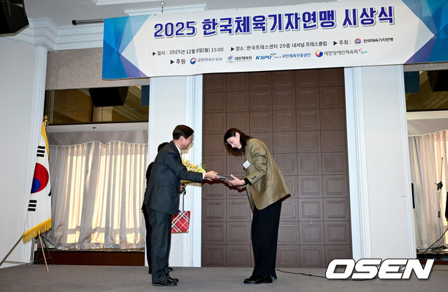 [OSEN=최규한 기자] 8일 오후 서울 중구 프레스센터에서 ‘2025 한국체육기자연맹 시상식’이 열렸다.이날 시상식에서는 올해 프로야구 통합우승을 이끈 LG 염경엽 감독이 올해의 지도자상, 프로배구 흥국생명 소속으로 2024-2025시즌 V리그 챔피언에 오른 뒤 은퇴한 김연경이 올해의 선수상으로 선정됐다.김연경이 올해의 선수상을 수상하고 있다. 2025.12.08 / dreamer@osen.co.kr