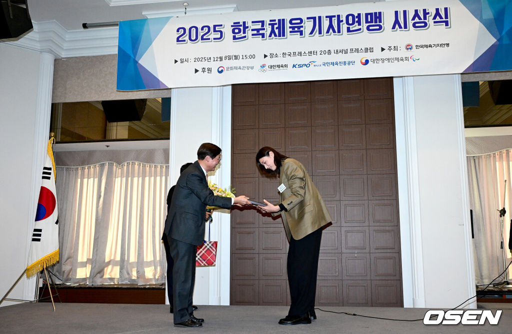 8일 오후 서울 중구 프레스센터에서 ‘2025 한국체육기자연맹 시상식’이 열렸다.이날 시상식에서는 올해 프로야구 통합우승을 이끈 LG 염경엽 감독이 올해의 지도자상, 프로배구 흥국생명 소속으로 2024-2025시즌 V리그 챔피언에 오른 뒤 은퇴한 김연경이 올해의 선수상으로 선정됐다.김연경이 올해의 선수상을 수상하고 있다. 2025.12.08 / dreamer@osen.co.kr