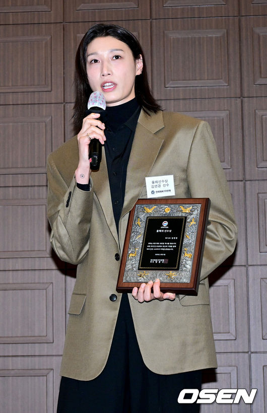 [OSEN=최규한 기자] 8일 오후 서울 중구 프레스센터에서 ‘2025 한국체육기자연맹 시상식’이 열렸다.이날 시상식에서는 올해 프로야구 통합우승을 이끈 LG 염경엽 감독이 올해의 지도자상, 프로배구 흥국생명 소속으로 2024-2025시즌 V리그 챔피언에 오른 뒤 은퇴한 김연경이 올해의 선수상으로 선정됐다.김연경이 올해의 선수상을 수상한 뒤 소감을 전하고 있다. 2025.12.08 / dreamer@osen.co.kr
