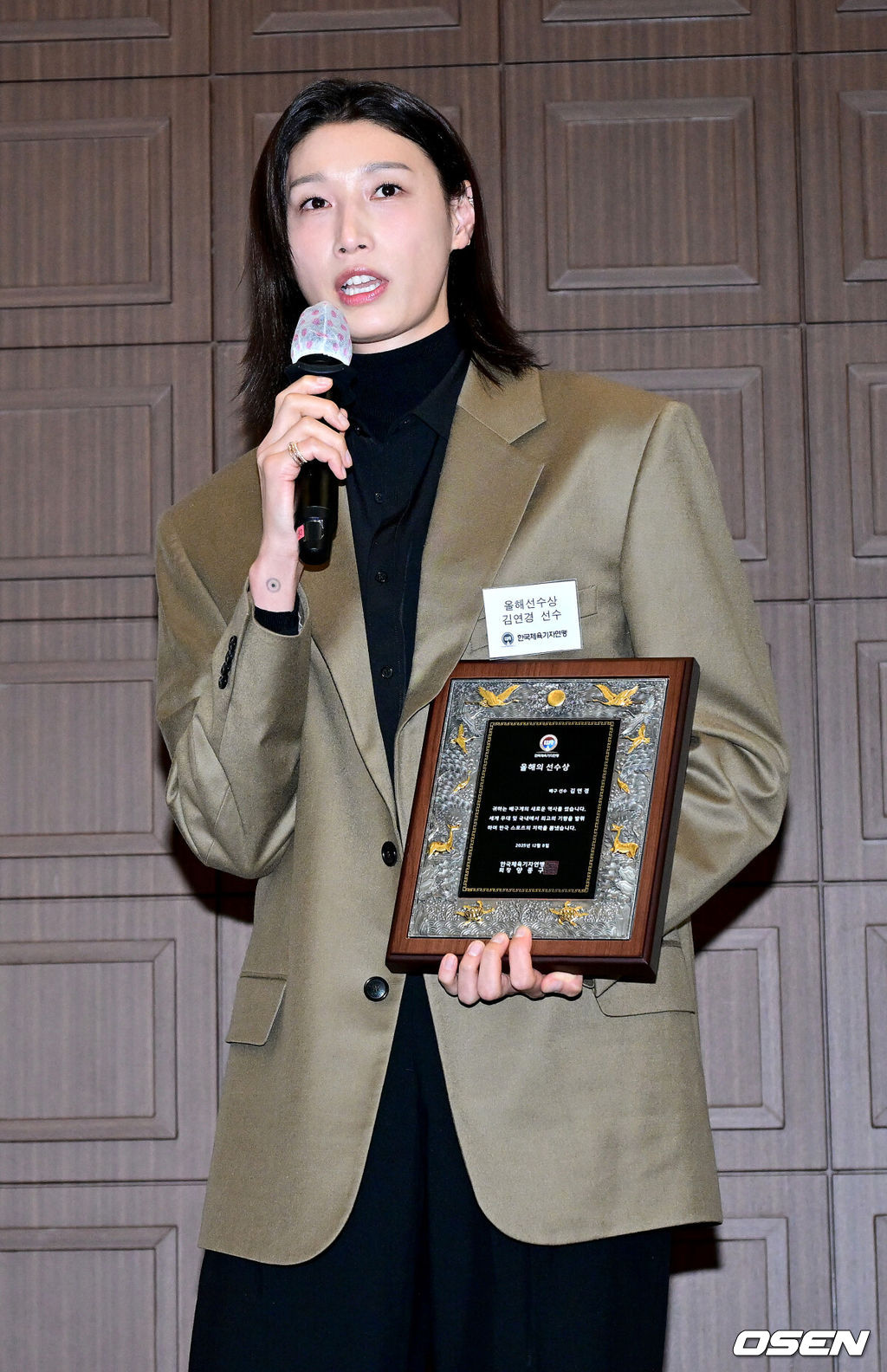 8일 오후 서울 중구 프레스센터에서 ‘2025 한국체육기자연맹 시상식’이 열렸다.이날 시상식에서는 올해 프로야구 통합우승을 이끈 LG 염경엽 감독이 올해의 지도자상, 프로배구 흥국생명 소속으로 2024-2025시즌 V리그 챔피언에 오른 뒤 은퇴한 김연경이 올해의 선수상으로 선정됐다.김연경이 올해의 선수상을 수상한 뒤 소감을 전하고 있다. 2025.12.08 / dreamer@osen.co.kr
