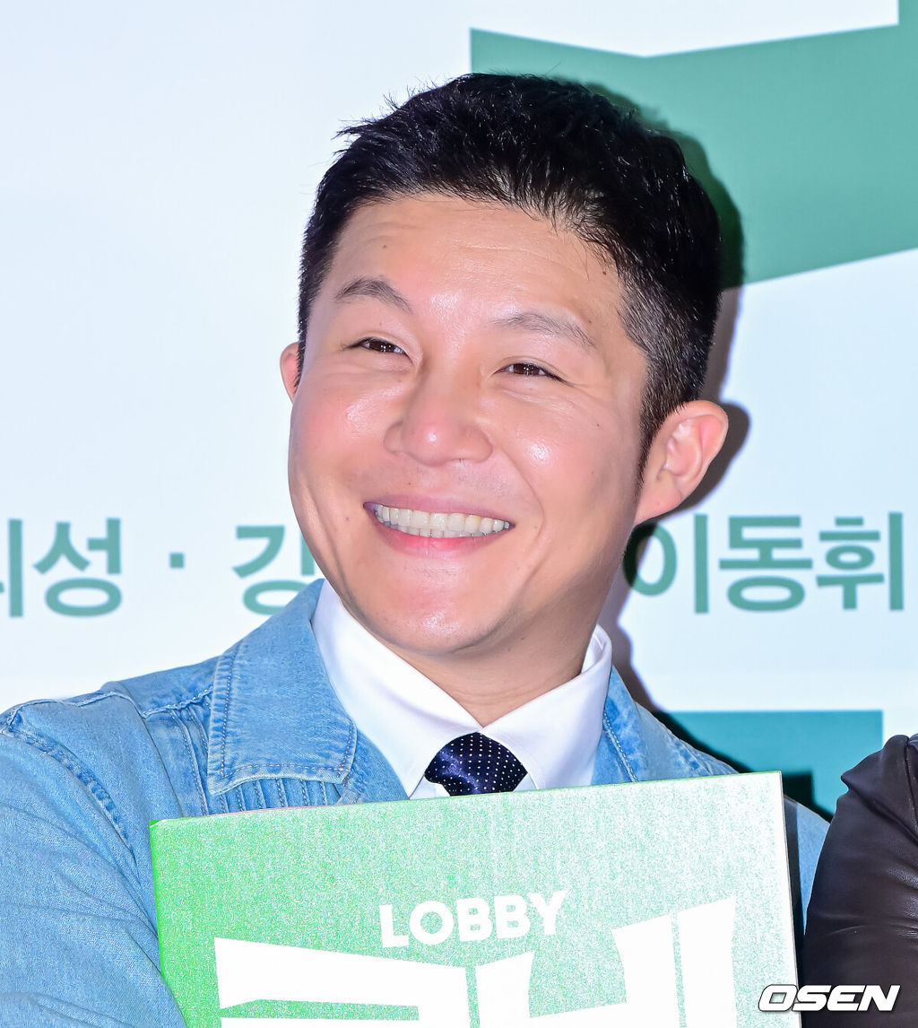 31일 오후 서울 잠실 롯데시네마 월드타워에서 영화 ‘로비’ VIP 시사회 포토월 행사가 열렸다.‘로비'는 연구밖에 모르던 스타트업 대표 창욱(하정우)이 4조 원의 국책사업을 따내기 위해 인생 첫 로비 골프를 시작하는 이야기. 오는 4월 2일 개봉.개그맨 조세호가 포토타임을 하고 있다. 2025.03.31 / jpnews@osen.co.kr