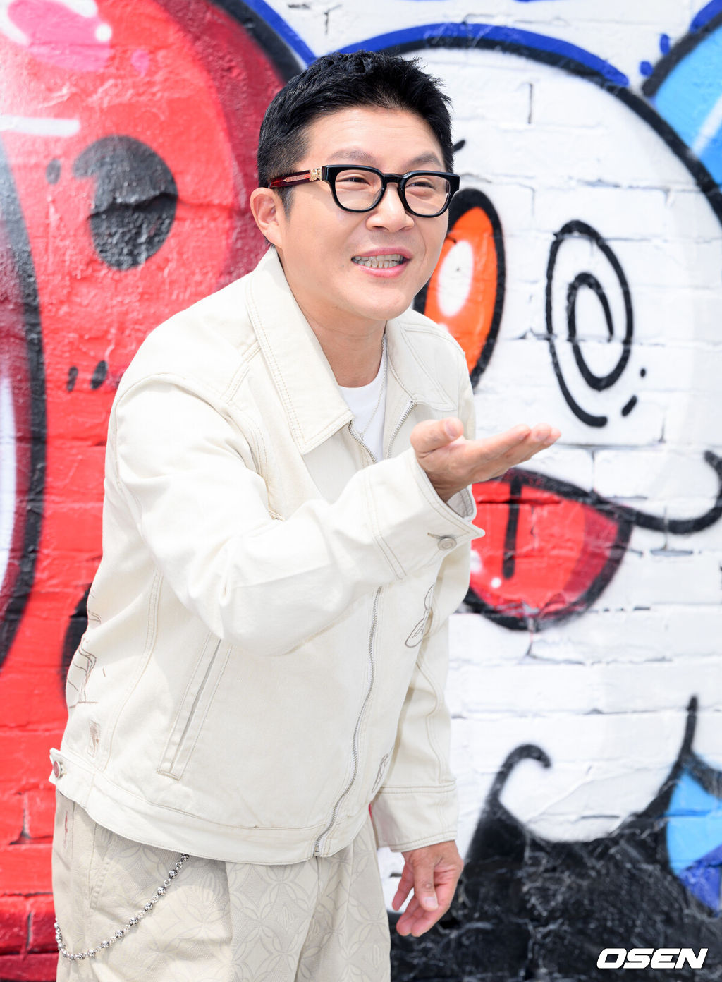 17일 오전 서울 성수동 스토어에서 플래그십 스토어 오픈 이벤트가 열렸다.이날 행사에는 조세호, 있지(ITZY) 리아, 몬스타엑스 셔누 & 주헌이 참석했다.조세호가 포토타임을 가지고 있다. 2025.04.17 /sunday@osen.co.kr