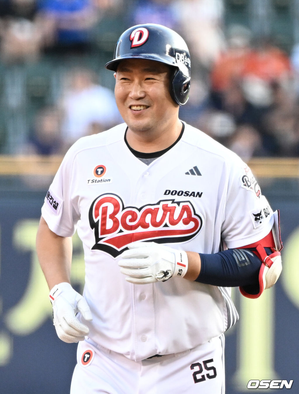 23일 오후 서울 잠실야구장에서 2025 신한 SOL Bank KBO리그 두산 베어스와 한화 이글스의 경기가 열렸다.이날 두산은 최민석, 한화는 황준서를 선발로 내세웠다.1회말 1사 두산 양의지가 케이브에 이어 백투백 홈런을 날린 뒤 베이스를 돌고 있다. 2025.07.23 /cej@osen.co.kr