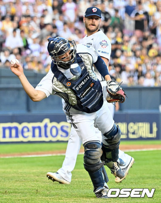 [OSEN=잠실, 민경훈 기자] 25일 오후 서울 잠실야구장에서 2025 신한 SOL Bank KBO리그 두산 베어스와 LG 트윈스의 경기가 열렸다.이날 두산은 콜어빈, LG는 에르난데스를 선발로 내세웠다.2회초 2사 주자 1루 LG 문성주의 포수 앞 땅볼 때 두산 양의지가 1루로 송구하고 있다. 2025.07.25 / rumi@osen.co.kr