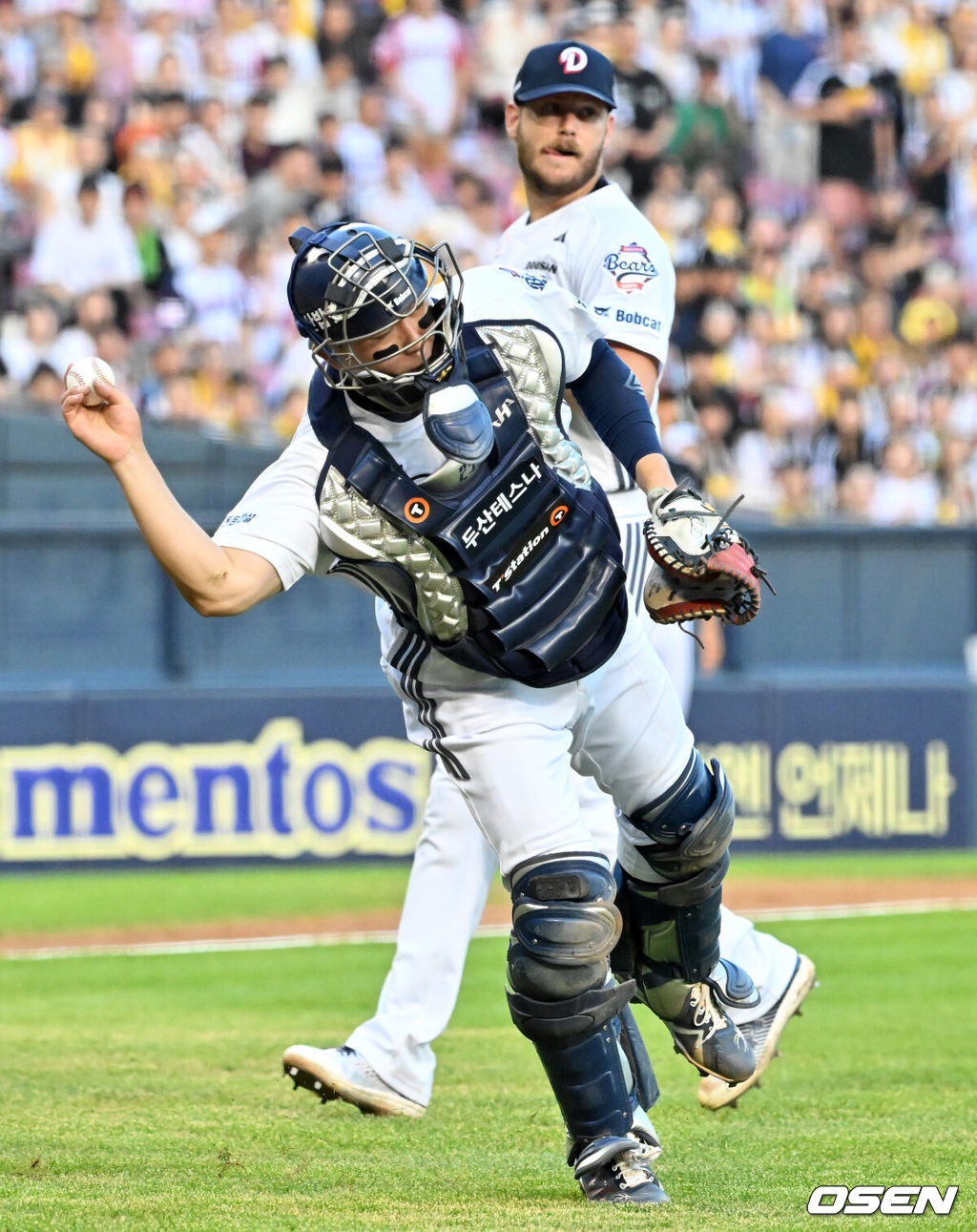 25일 오후 서울 잠실야구장에서 2025 신한 SOL Bank KBO리그 두산 베어스와 LG 트윈스의 경기가 열렸다.이날 두산은 콜어빈, LG는 에르난데스를 선발로 내세웠다.2회초 2사 주자 1루 LG 문성주의 포수 앞 땅볼 때 두산 양의지가 1루로 송구하고 있다. 2025.07.25 / rumi@osen.co.kr