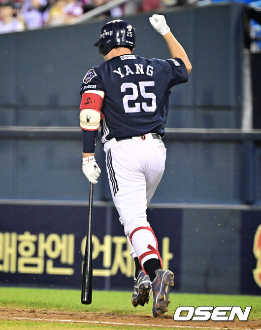 [OSEN=잠실, 조은정 기자]6일 오후 서울 잠실구장에서 ‘2025 신한 SOL Bank KBO리그’ LG 트윈스와 두산 베어스의 경기가 열렸다.LG는 최채흥, 두산은 콜어빈을 선발로 내세웠다.5회초 2사 만루 두산 양의지가 역전 만루홈런을 날린 뒤 베이스를 돌고 있다. 2025.08.06 /cej@osen.co.kr