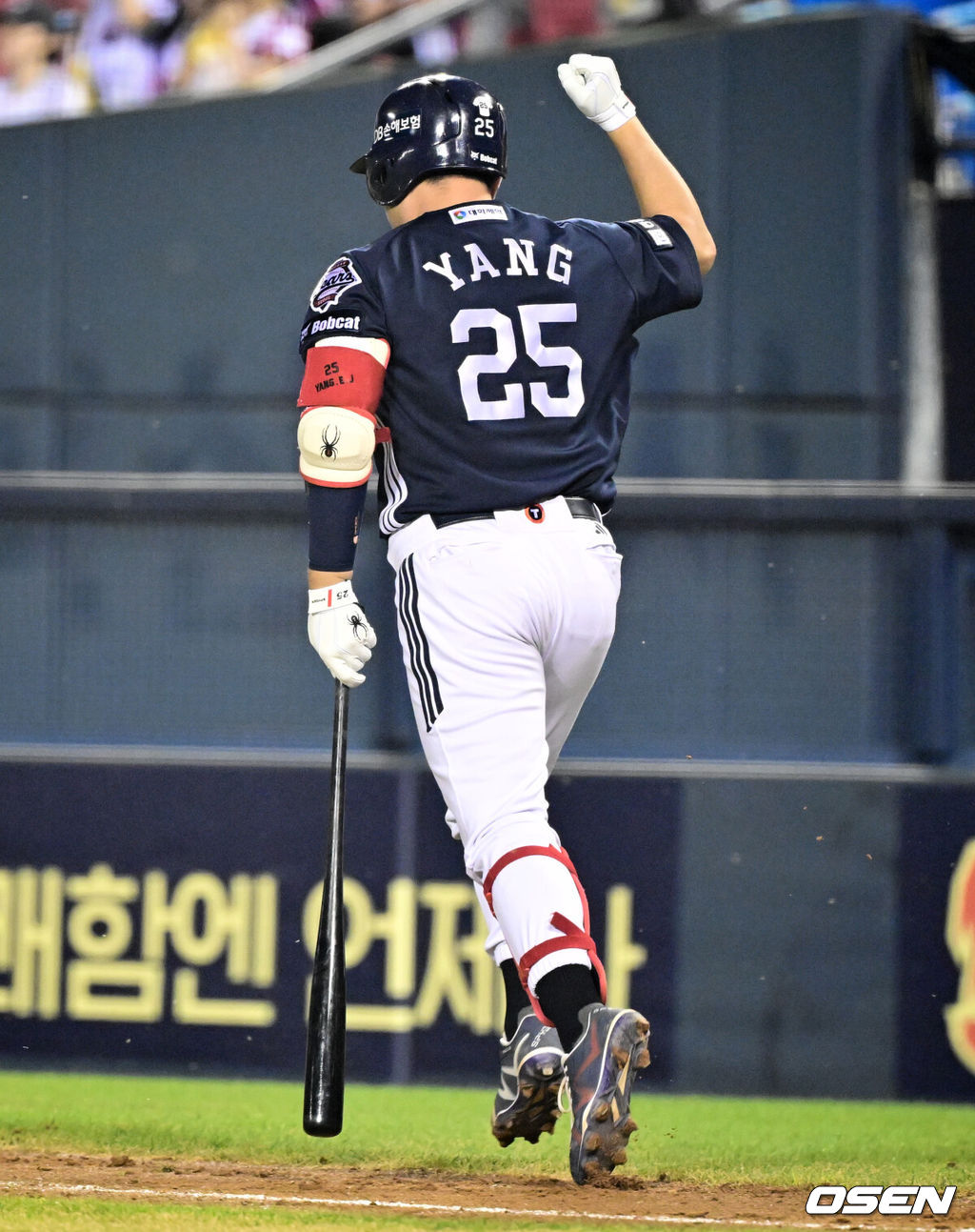 6일 오후 서울 잠실구장에서 ‘2025 신한 SOL Bank KBO리그’ LG 트윈스와 두산 베어스의 경기가 열렸다.LG는 최채흥, 두산은 콜어빈을 선발로 내세웠다.5회초 2사 만루 두산 양의지가 역전 만루홈런을 날린 뒤 베이스를 돌고 있다. 2025.08.06 /cej@osen.co.kr