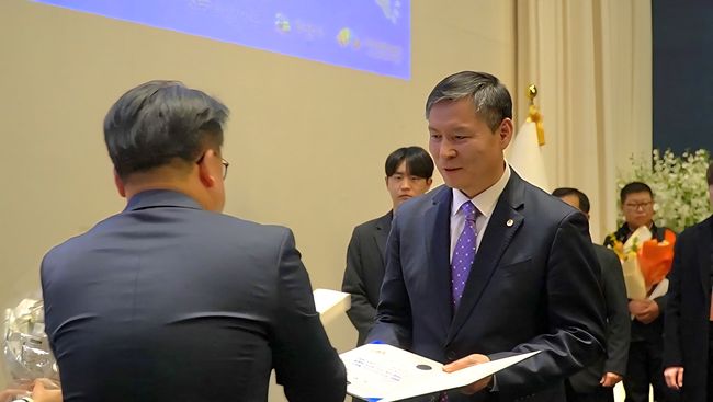 보람바이오 김성규 연구개발총괄 대표가 농림축산식품부장관 표장을 수상하고 있다./국가식품산업클러스터진흥원