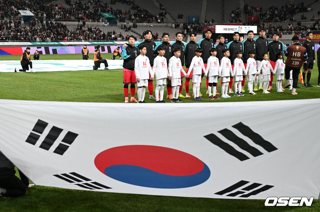 홍명보 감독이 이끄는 대한민국 축구대표팀이 18일 오후 서울월드컵경기장에서 아프리카 강호 가나와 평가전을 가졌다.홍명보호의 2025년의 끝을 장식할 경기다. 내달 2026 국제축구연맹(FIFA) 북중미 월드컵 조 추첨을 앞두고 열리는 마지막 평가전이기도 하다. 현재 한국은 가나전 결과와 상관없이 사실상 월드컵 포트 2가 확정된 상태다. 아프리카 예선을 뚫고 북중미행에 성공한 가나는 FIFA 랭킹 73위다. 22위 한국보다는 51계단 낮다. 하지만 통산 전적에서 4승 3패로 한국보다 우위다. 경기에 앞서 대한민국 선수들이 애국가를 부르고 있다. 2025.11.18 /sunday@osen.co.kr