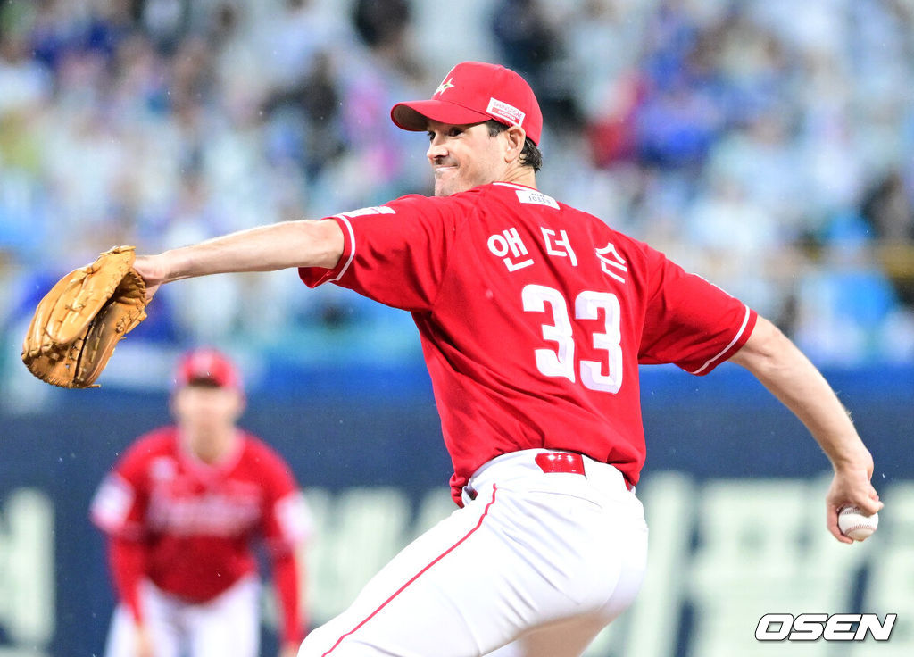 13일 대구 삼성라이온즈파크에서 ‘2025 신한 SOL뱅크 KBO리그’ 준플레이오프(5전 3선승제) 3차전 삼성 라이온즈와 SSG 랜더스의 경기가 열렸다.삼성은 원태인, 방문팀 SSG은 드류 앤더슨을 선발로 내세웠다.1회말 SSG 선발 드류 앤더슨이 힘차게 공을 뿌리고 있다. 2025.10.13 / dreamer@osen.co.kr