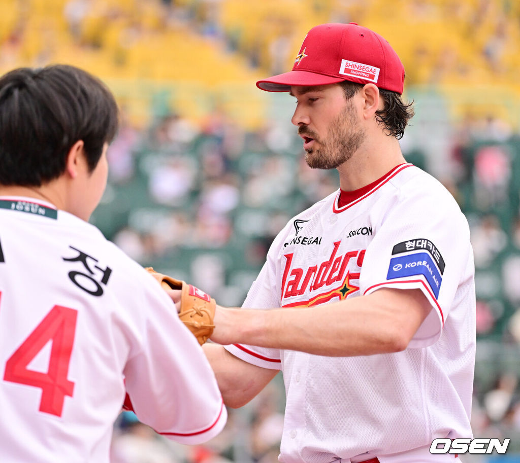 15일 오후 인천 SSG랜더스필드에서 ‘2025 신한 SOL Bank KBO리그’ SSG 랜더스와 NC 다이노스의 경기가 열렸다.SSG는 앤더슨을, NC는 신민혁을 선발로 내세웠다.1회초를 마친 SSG 선발 앤더슨이 덕아웃에서 최정과 하이파이브를 하고 있다. 2025.05.15 / rumi@osen.co.kr