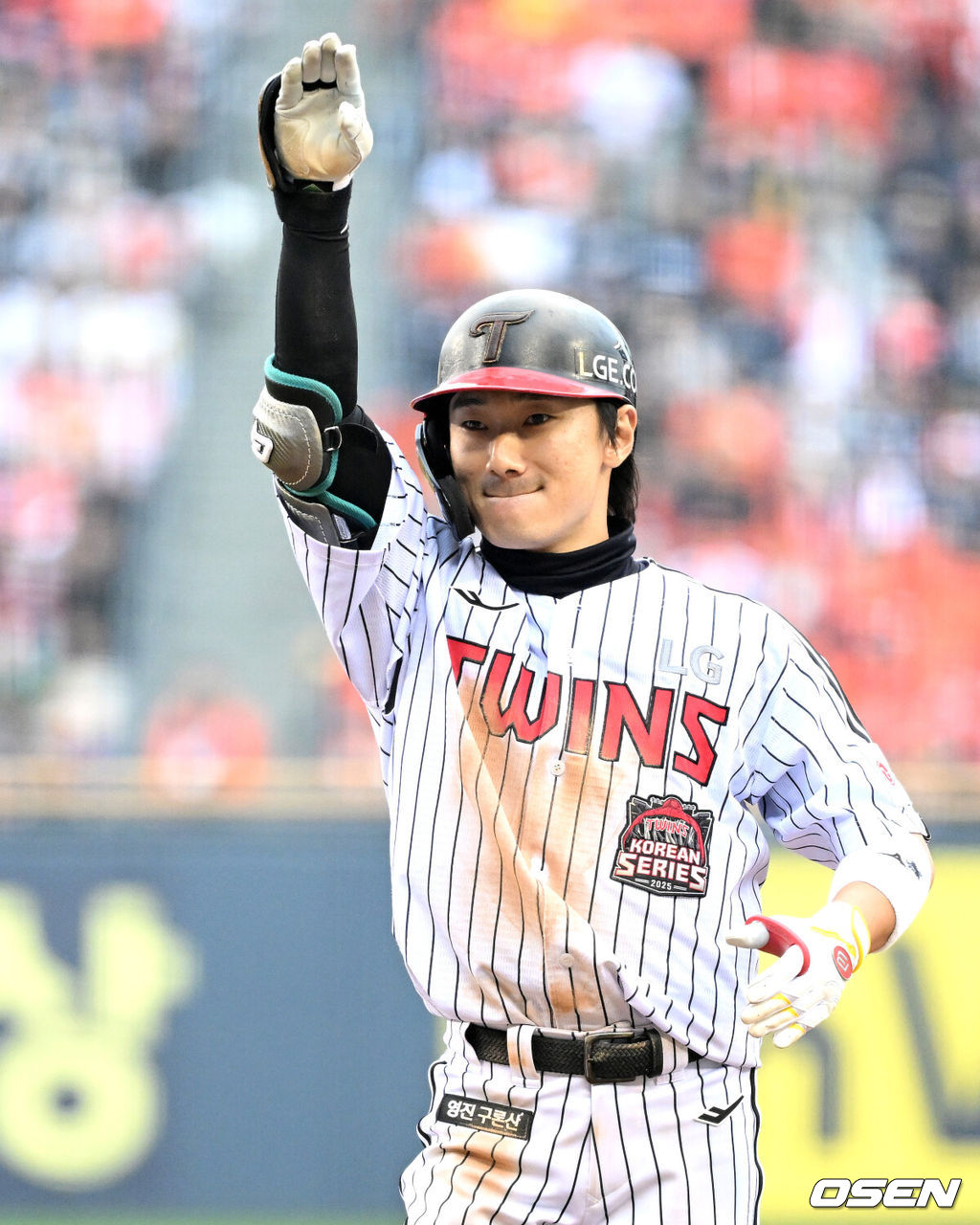 26일 오후 서울 잠실야구장에서 2025 신한 SOL Bank KBO리그 포스트시즌 한국시리즈 1차전 LG 트윈스와 한화 이글스의 경기가 열렸다.LG는 앤더스 톨허스트, 한화는 문동주를 선발 투수로 내세웠다.6회초 1사 만루에서 LG 신민재가 중전 2타점 적시타를 치고 환호하고 있다. 2025.10.26 /sunday@osen.co.kr
