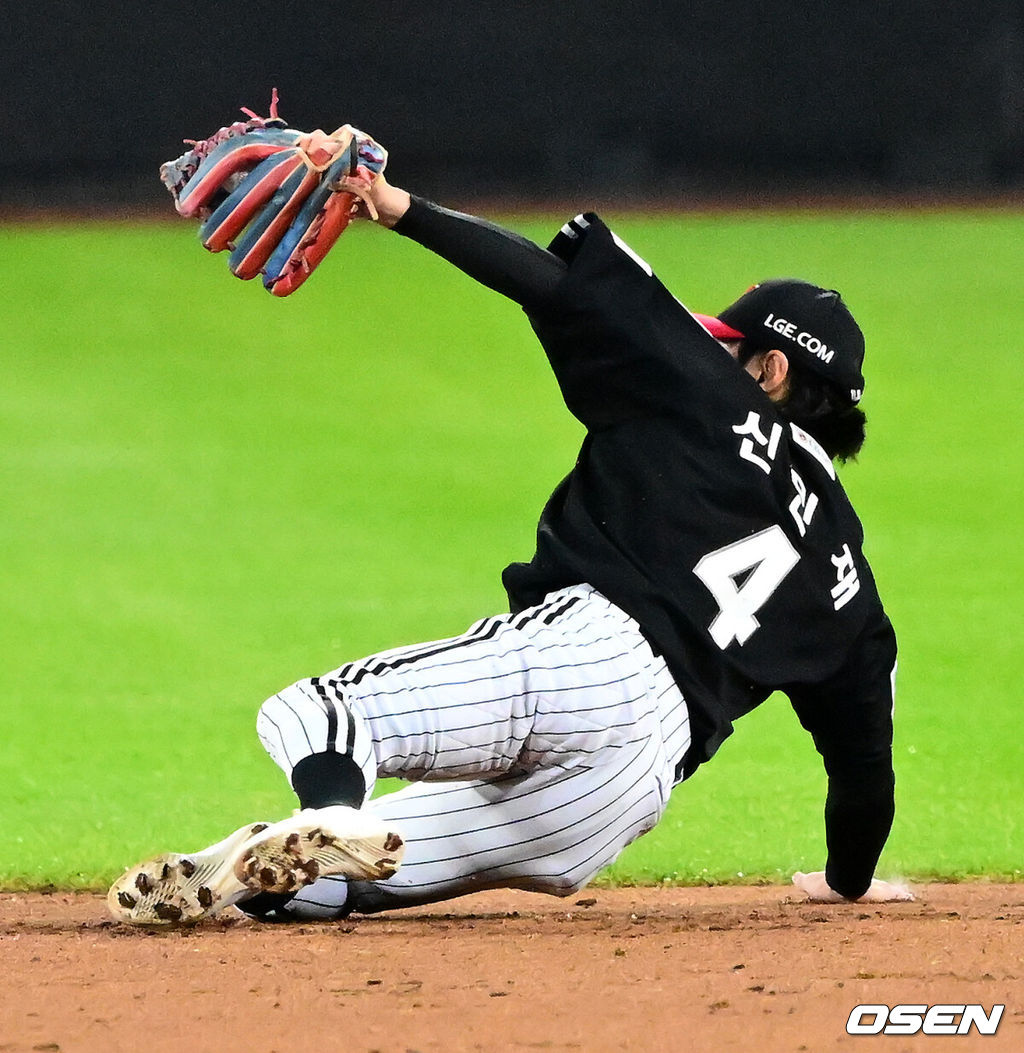 30일 대전 한화생명볼파크에서 2025 신한 SOL Bank KBO리그 포스트시즌 한국시리즈 4차전 한화 이글스와 LG 트윈스의 경기가 열렸다.이날 경기에 한화는 와이스를, LG는 치리노스를 선발투수로 내세웠다. 5회말 2사 2루에서 LG 신민재가 한화 문현빈의 2루 땅볼을 처리하고 있다. 2025.10.30 / jpnews@osen.co.kr