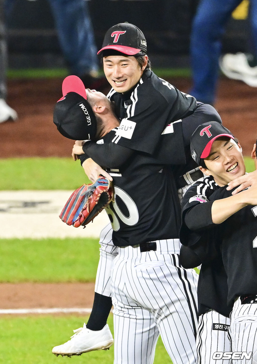이변은 없었다. 2025시즌 우승팀은 무적 LG 트윈스다. 프로야구 LG 트윈스는 31일 대전 한화생명볼파크에서 열린 2025 신한 SOL뱅크 KBO 한국시리즈(7전 4선승제) 한화 이글스와의 5차전에서 4-1로 승리했다.통합우승 후 LG 톨허스트가 신민재를 번쩍 들어올리고 있다. 2025.10.31 / soul1014@osen.co.kr