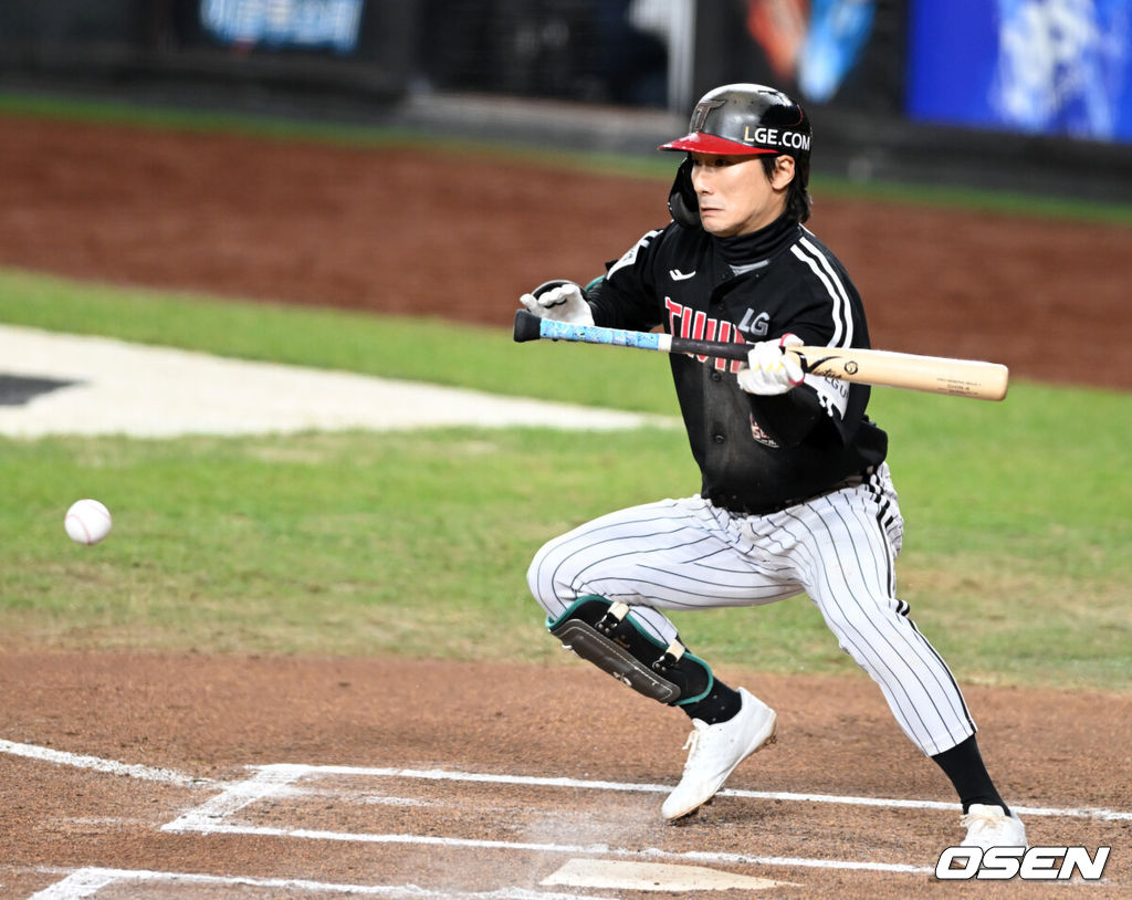 31일 대전 한화생명볼파크에서 2025 신한 SOL Bank KBO리그 포스트시즌 한국시리즈 5차전 한화 이글스와 LG 트윈스의 경기가 열렸다.이날 경기에 한화는 문동주를, LG는 톨허스트를 선발투수로 내세웠다. 6회초 무사 1루 신민재가 보내기 번트를 성공시키고 있다. 2025.10.31/spjj@osen.co.kr