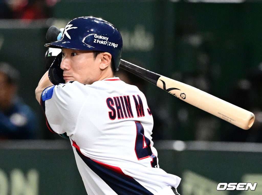 16일 오후 일본 도쿄돔에서 ‘2025 NAVER K-BASEBALL SERIES’ 대한민국과 일본의 2차전 경기가 열렸다.한국은 정우주, 일본은 카네마루 유메토를 선발투수로 내세웠다.4회말 2사 1,2루에서 대한민국 신민재가 좌전 적시타를 치고 있다. 2025.11.16 /cej@osen.co.kr