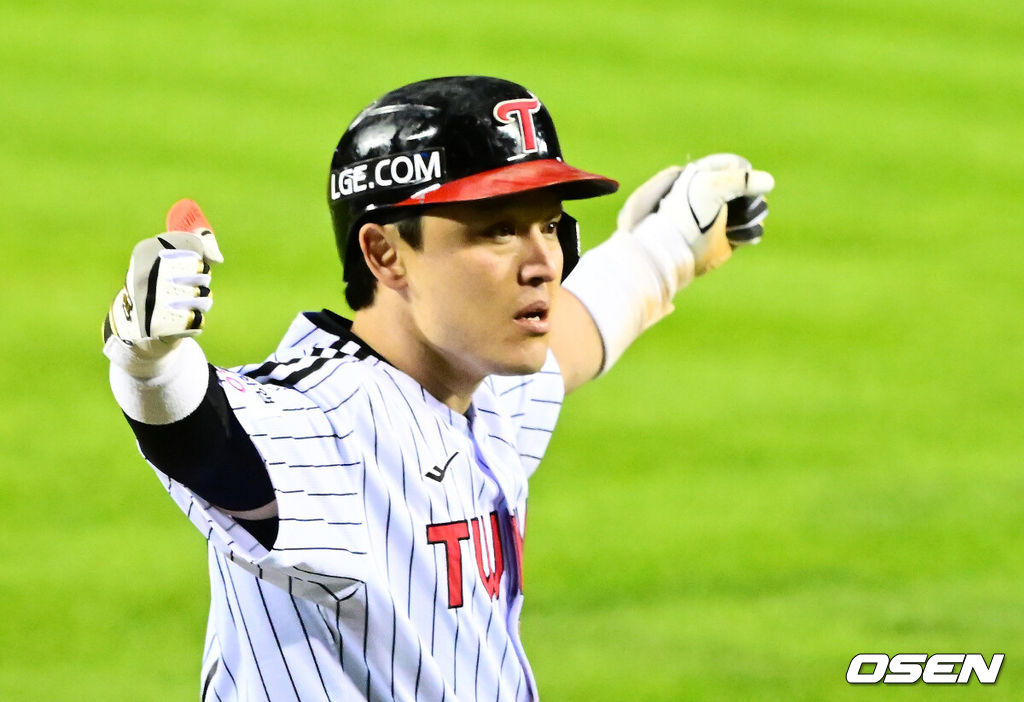 27일 오후 서울 잠실야구장에서 2025 신한 SOL Bank KBO리그 포스트시즌 한국시리즈 2차전 LG 트윈스와 한화 이글스의 경기가 열렸다.LG는 임찬규, 한화는 류현진을 선발 투수로 내세웠다.3회말 2사 2루에서LG 박동원이 좌월 투런포를 날리며 기뻐하고 있다. 2025.10.27 /jpnews@osen.co.kr