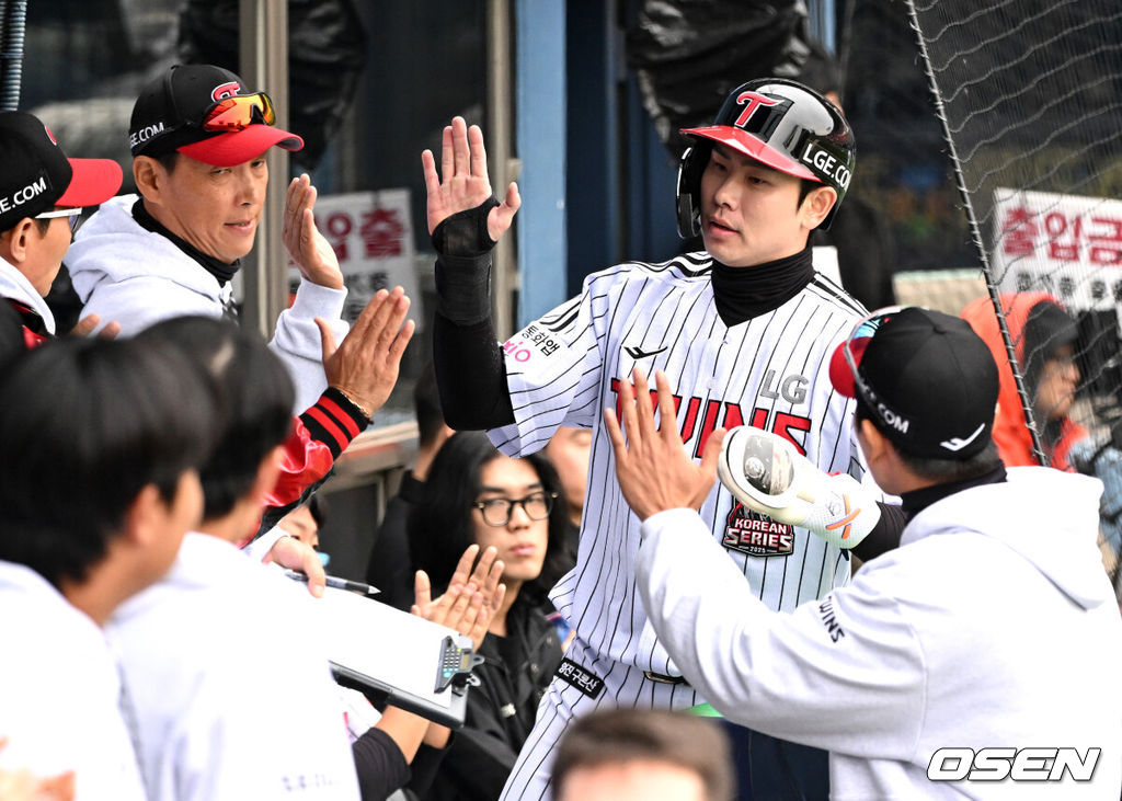 26일 오후 서울 잠실야구장에서 2025 신한 SOL Bank KBO리그 포스트시즌 한국시리즈 1차전 LG 트윈스와 한화 이글스의 경기가 열렸다.LG는 앤더스 톨허스트, 한화는 문동주를 선발 투수로 내세웠다.1회말 2사 2,3루에서 LG 김현수의 땅볼 때 홈을 밟은 홍창기가 더그아웃에서 환호하고 있다. 2025.10.26 /sunday@osen.co.kr