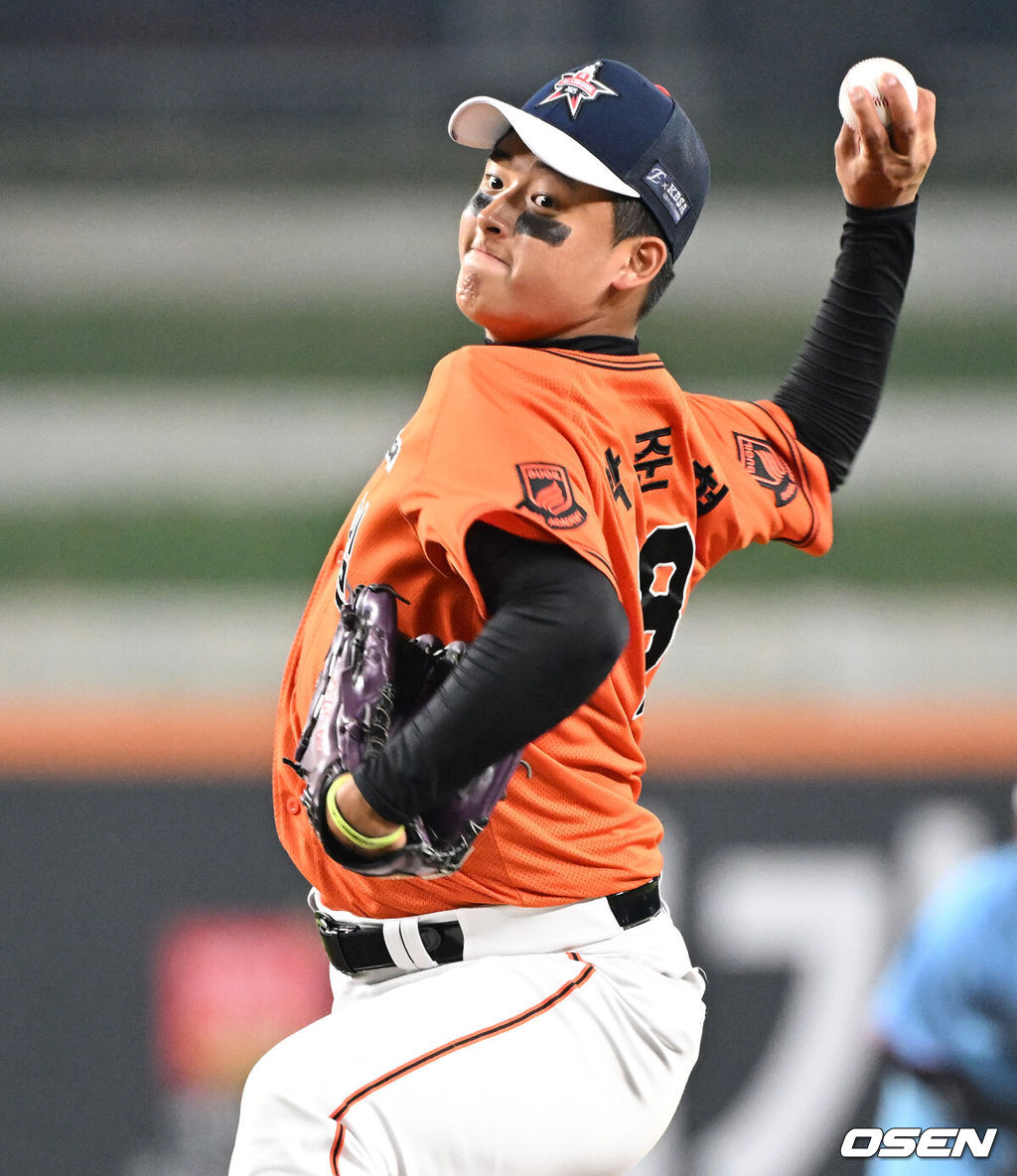 2일 오후 대전 한화생명볼파크에서 ‘제3회 한화이글스배 고교vs대학 올스타전’이 열렸다.올해로 3회째를 맞는 한화이글스배 고교vs대학 올스타전은 한화 구단과 KBSA가 공동으로 주최하는 이벤트 경기다.8회말 고교팀 박준현이 역투하고 있다. 2025.06.02 /sunday@osen.co.kr