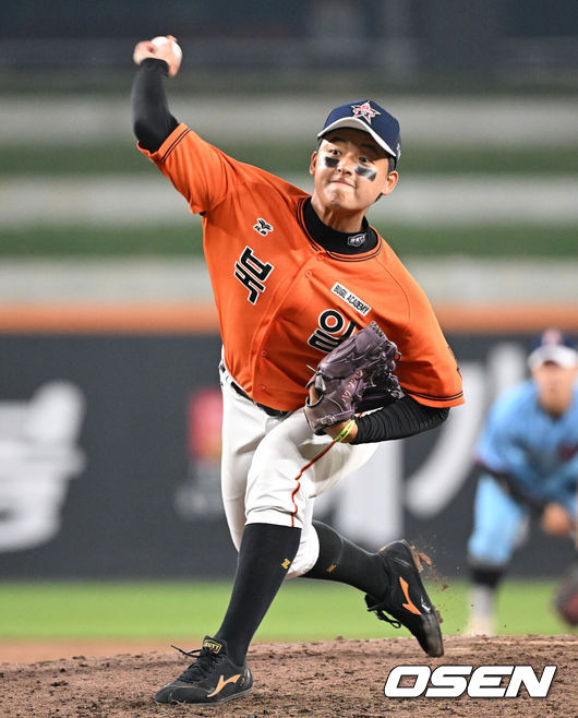 [OSEN=대전, 이대선 기자] 2일 오후 대전 한화생명볼파크에서 ‘제3회 한화이글스배 고교vs대학 올스타전’이 열렸다.올해로 3회째를 맞는 한화이글스배 고교vs대학 올스타전은 한화 구단과 KBSA가 공동으로 주최하는 이벤트 경기다.8회말 고교팀 박준현이 역투하고 있다. 2025.06.02 /sunday@osen.co.kr