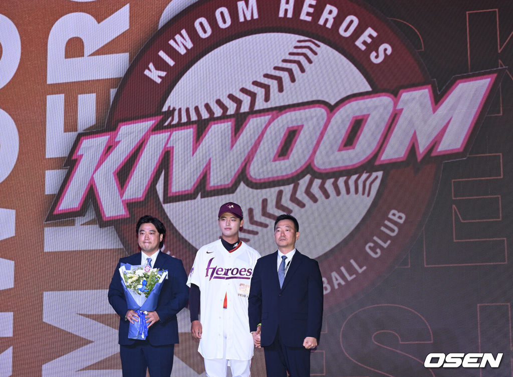 17일 오후 7일 오후 서울 롯데호텔 월드에서 ‘2026 KBO 신인 드래프트’가 열렸다.이번 드래프트는 전면 드래프트 방식으로 총 11라운드에 걸쳐 진행된다. 대상자는 총 1천261명으로, 고등학교 졸업 예정자 930명, 대학교 졸업 예정자 216명, 얼리 드래프트 신청자 51명, 해외 아마추어·프로 출신 선수 19명이다. 이 중 최대 110명이 KBO 10개 구단의 부름을 받게 된다.키움에 지명된 천안북일고 박준현이 기념촬영을 하고 있다. 2025.09.17 /sunday@osen.co.kr
