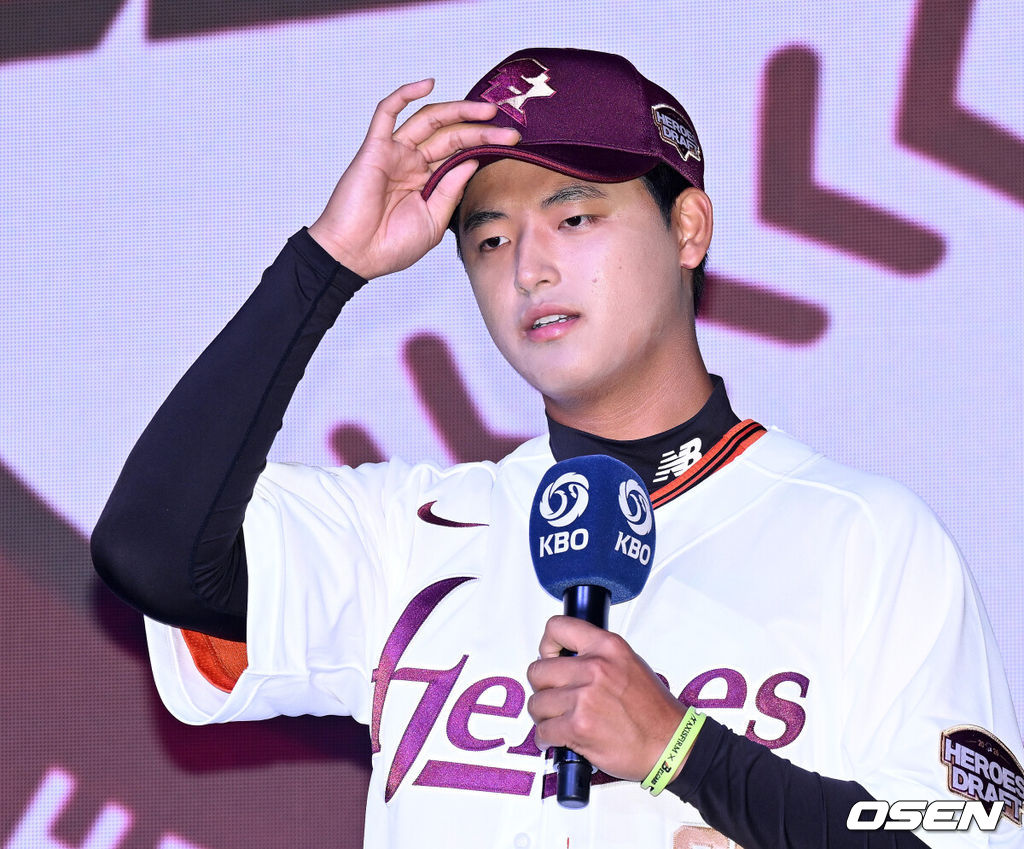 17일 오후 7일 오후 서울 롯데호텔 월드에서 ‘2026 KBO 신인 드래프트’가 열렸다.이번 드래프트는 전면 드래프트 방식으로 총 11라운드에 걸쳐 진행된다. 대상자는 총 1천261명으로, 고등학교 졸업 예정자 930명, 대학교 졸업 예정자 216명, 얼리 드래프트 신청자 51명, 해외 아마추어·프로 출신 선수 19명이다. 이 중 최대 110명이 KBO 10개 구단의 부름을 받게 된다.키움에 지명된 북일고 박준현이 소감을 밝히고 있다. 2025.09.17 /sunday@osen.co.kr