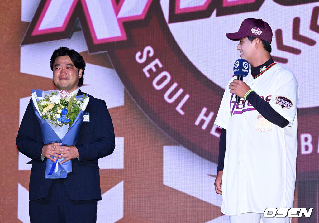 17일 오후 7일 오후 서울 롯데호텔 월드에서 ‘2026 KBO 신인 드래프트’가 열렸다.이번 드래프트는 전면 드래프트 방식으로 총 11라운드에 걸쳐 진행된다. 대상자는 총 1천261명으로, 고등학교 졸업 예정자 930명, 대학교 졸업 예정자 216명, 얼리 드래프트 신청자 51명, 해외 아마추어·프로 출신 선수 19명이다. 이 중 최대 110명이 KBO 10개 구단의 부름을 받게 된다.키움에 지명된 북일고 박준현이 감격의 눈물을 흘리는 아버지 박석민 전 코치를 바라보고 있다. 2025.09.17 /sunday@osen.co.kr