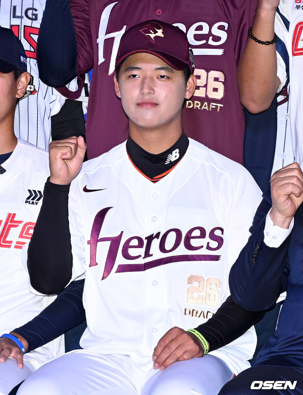 17일 오후 7일 오후 서울 롯데호텔 월드에서 ‘2026 KBO 신인 드래프트’가 열렸다.이번 드래프트는 전면 드래프트 방식으로 총 11라운드에 걸쳐 진행된다. 대상자는 총 1천261명으로, 고등학교 졸업 예정자 930명, 대학교 졸업 예정자 216명, 얼리 드래프트 신청자 51명, 해외 아마추어·프로 출신 선수 19명이다. 이 중 최대 110명이 KBO 10개 구단의 부름을 받게 된다.키움에 지명된 북일고 박준현이 기념촬영을 가지고 있다. 2025.09.17 /sunday@osen.co.kr