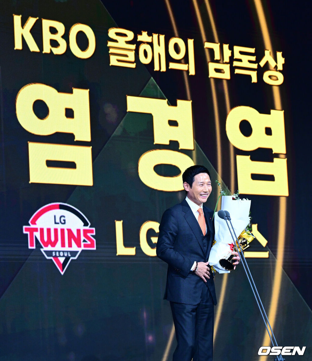 9일 오후 서울 송파구 잠실동 롯데호텔 월드에서 2025 신한은행 SOL 뱅크 KBO 골든글러브 시상식이 열렸다.KBO 골든글러브 시상식은 포지션별 최고의 선수를 가리는 자리로 올 시즌의 대미를 장식하는 자리다. LG 염경엽 감독이 KBO 올해의 감독상을 수상하며 소감을 말하고 있다. 2025.12.09 /jpnews@osen.co.kr