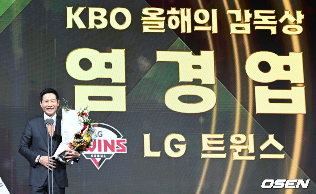 9일 오후 서울 송파구 잠실동 롯데호텔 월드에서 2025 신한은행 SOL 뱅크 KBO 골든글러브 시상식이 열렸다.KBO 골든글러브 시상식은 포지션별 최고의 선수를 가리는 자리로 올 시즌의 대미를 장식하는 자리다. KBO 올해의 감독상을 수상한 LG 염경엽 감독이 소감을 전하고 있다. 2025.12.09 /cej@osen.co.kr