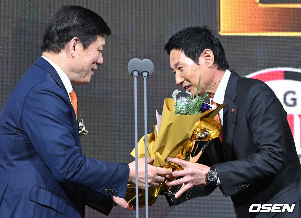 9일 오후 서울 송파구 잠실동 롯데호텔 월드에서 2025 신한은행 SOL 뱅크 KBO 골든글러브 시상식이 열렸다.KBO 골든글러브 시상식은 포지션별 최고의 선수를 가리는 자리로 올 시즌의 대미를 장식하는 자리다. KBO 올해의 감독상을 수상한 염경엽 감독이 허구연 총재에게 트로피의 꽃다발을 받고 있다. 2025.12.09 /cej@osen.co.kr