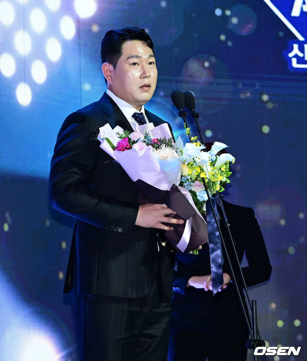 24일 오후 서울 잠실 롯데호텔 월드 크리스탈볼룸에서 ‘2025 신한 SOL뱅크 KBO 시상식’이 열렸다.KBO 시상식에서 가장 관심을 모으는 것은 단연 MVP 수상자다. 올해 MVP 레이스는 한화 코디 폰세와 삼성 르윈 디아즈의 2파전이다. KBO 타율상을 수상한 두산 양의지가 소감을 말하고 있다. 2025.11.24 /jpnews@osen.co.kr