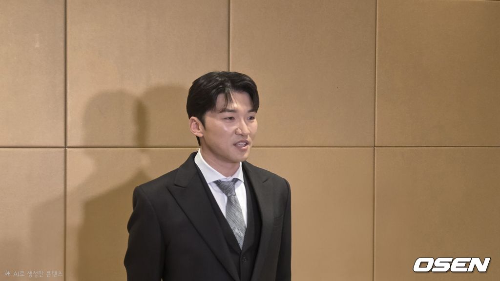 LG 트윈스 박해민이 9일 서울 롯데호텔 월드 크리스탈 볼룸에서 개최되는 KBO 골든글러브 시상식에 참석해 취재진과 인터뷰를 하고 있다. /orange@osen.co.kr