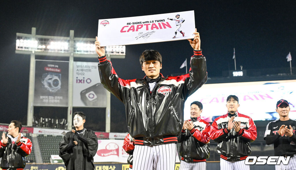 프로야구 LG 트윈스가 22일 서울 잠실구장에서 ‘2025 러브기빙 페스티벌 with 챔피언십’을 개최했다.이번 행사는 2008년 ‘LG 트윈스 러브페스티벌’로 야구 꿈나무들을 위한 후원행사로 시작해, 2017년부터 ‘러브기빙데이’로 이름을 바꿔 팬과 선수단이 함께하는 자선행사다.전날 LG와 FA를 계약한 박해민이 사인 퍼포먼스를 하고 있다. 2025.11.22 /cej@osen.co.kr