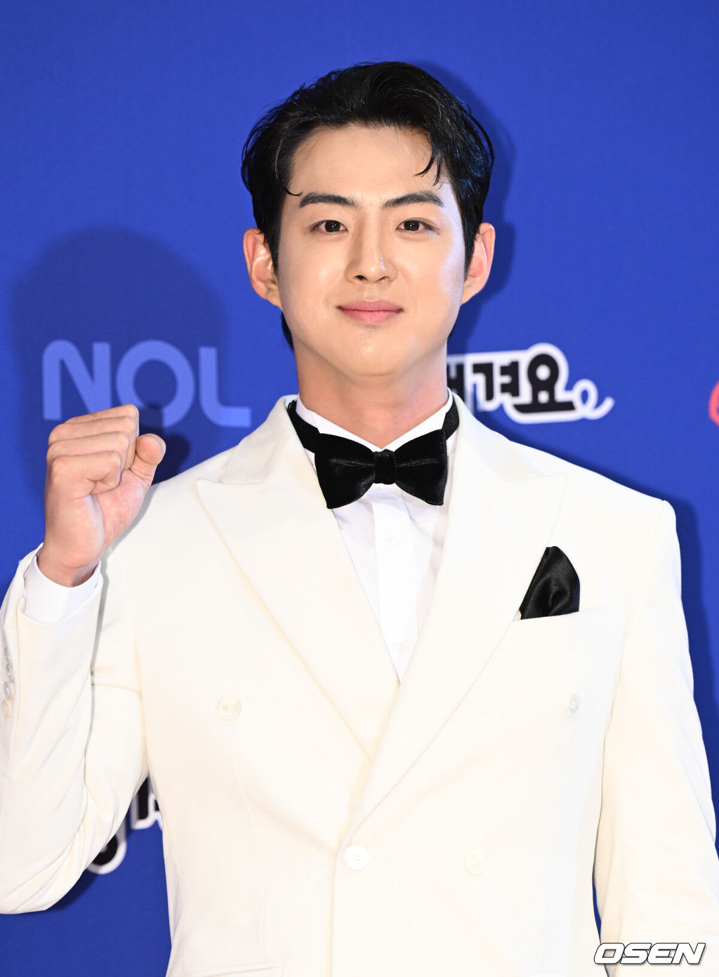 9일 오후 서울 송파구 잠실동 롯데호텔 월드에서 2025 신한은행 SOL 뱅크 KBO 골든글러브 시상식이 열렸다.KBO 골든글러브 시상식은 포지션별 최고의 선수를 가리는 자리로 올 시즌의 대미를 장식하는 자리다. 삼성 구자욱이 포즈를 취하고 있다. 2025.12.09 /cej@osen.co.kr