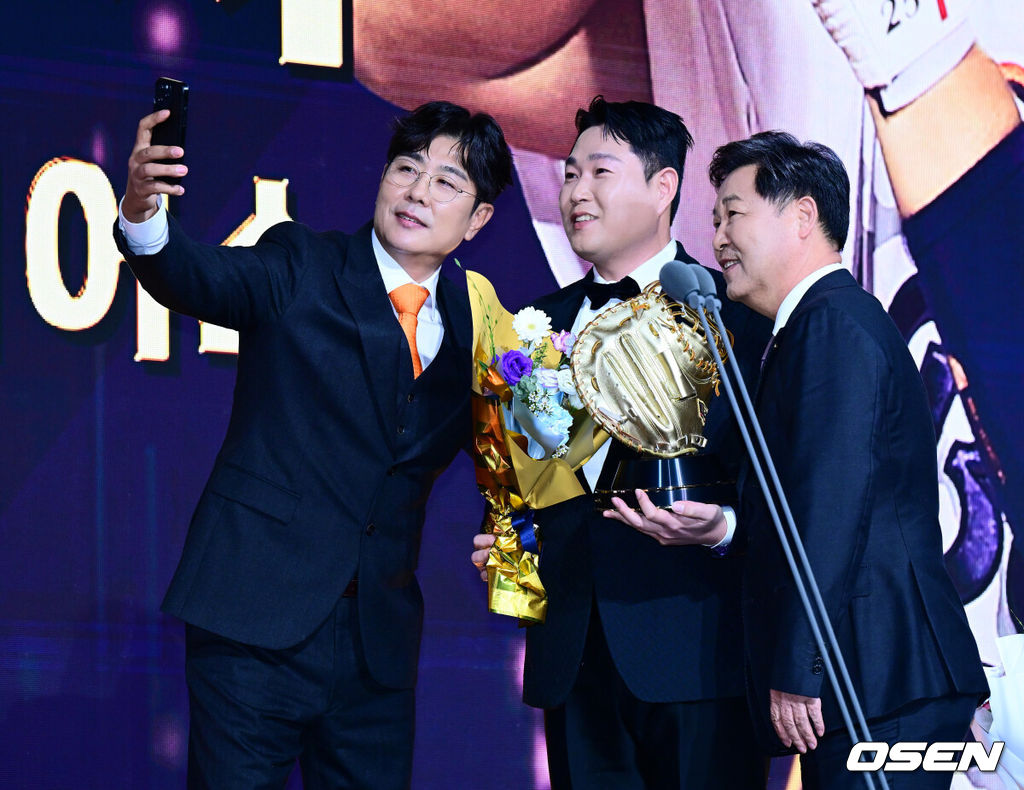 9일 오후 서울 송파구 잠실동 롯데호텔 월드에서 2025 신한은행 SOL 뱅크 KBO 골든글러브 시상식이 열렸다.KBO 골든글러브 시상식은 포지션별 최고의 선수를 가리는 자리로 올 시즌의 대미를 장식하는 자리다. 두산 양의지가 포수 부문 골든글러브를 수상하며 정민철 해설위원, 이만수 감독과 셀카를 촬영하고 있다. 2025.12.09 /jpnews@osen.co.kr